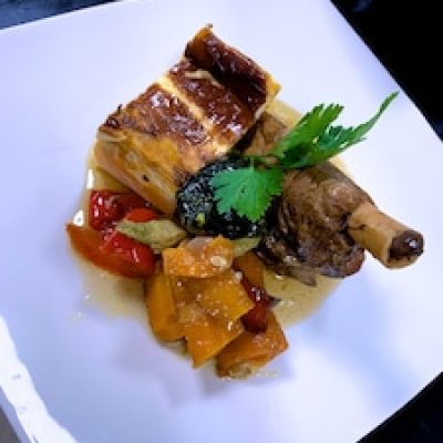 Souris d'agneau, gratin de patate douce et sauté de légumes - Dhuama traiteur africain